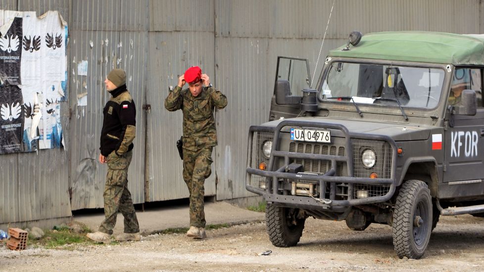 Tensiuni și pe flancul stâng al României. Sârbii din Kosovo au blocat drumurile care duc la frontiera cu Serbia