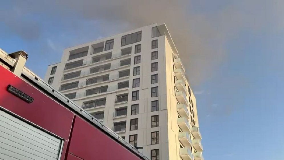 Incendiu masiv la un bloc din Sectorul 5. Mai multe persoane au fost transportate la spital