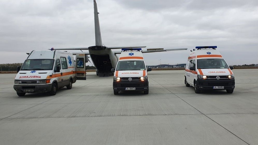 Transferul de pacienți români în străinătate continuă: trei bolnavi sunt duși în Polonia