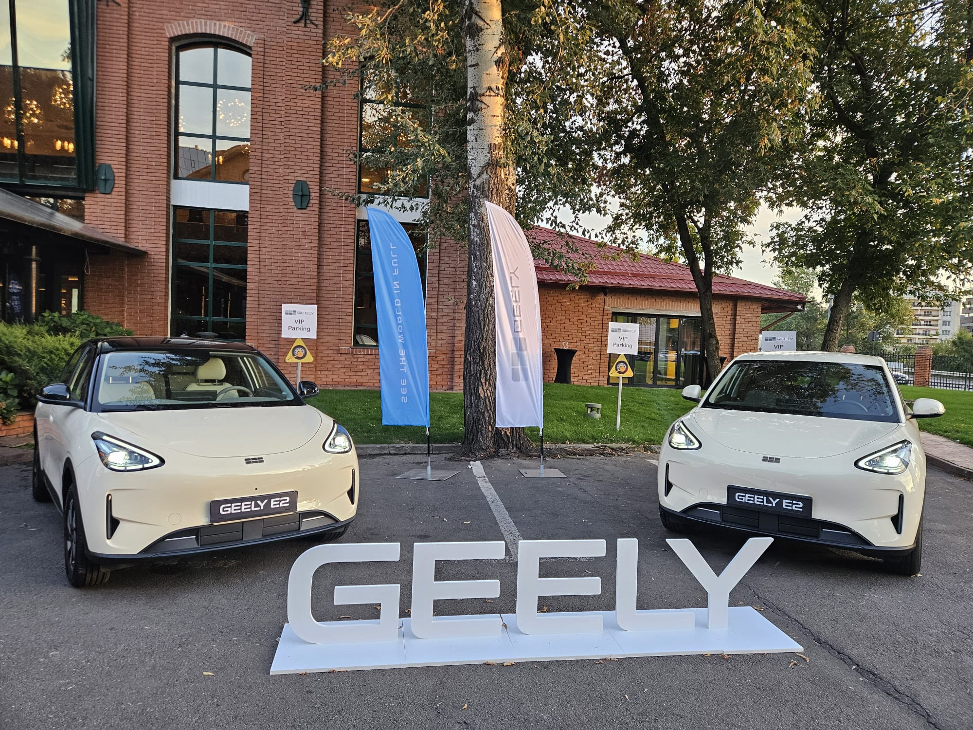 Geely E2 ajunge în România de la 21.990 de euro. Electricul poate face București-Constanța dintr-o bucată