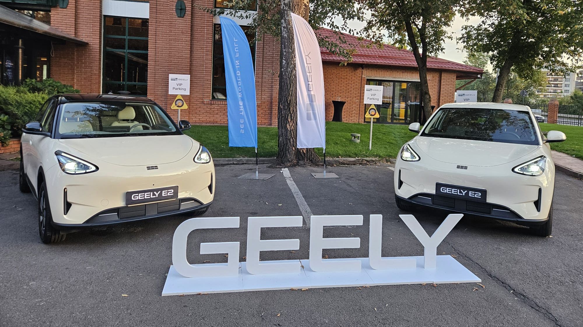 Geely E2 ajunge în România de la 21.990 de euro. Electricul poate face București-Constanța dintr-o bucată
