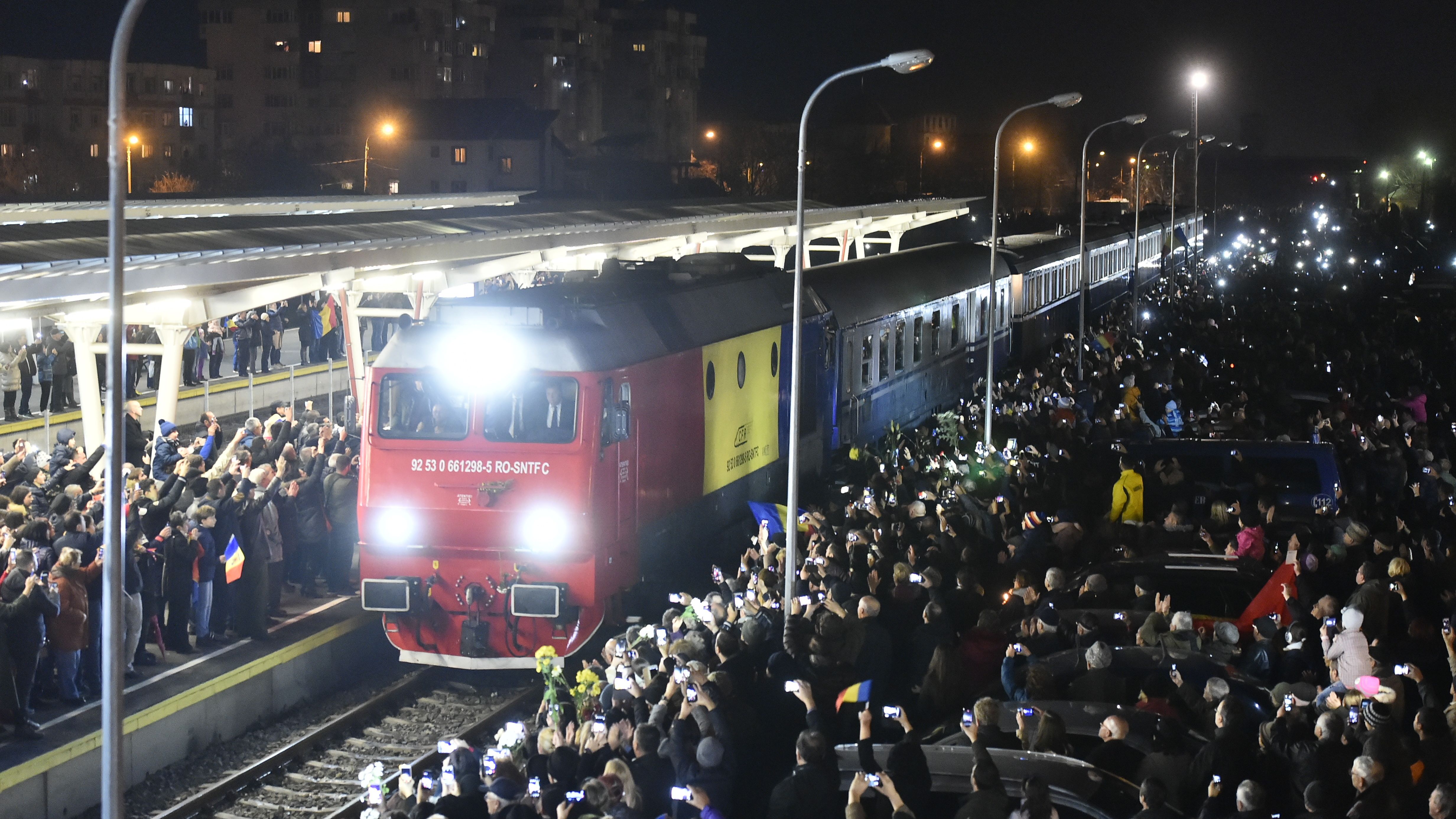 Zeci de mii de oameni au participat la inmormantarea Regelui Mihai. Orasul Curtea de Arges, blocat