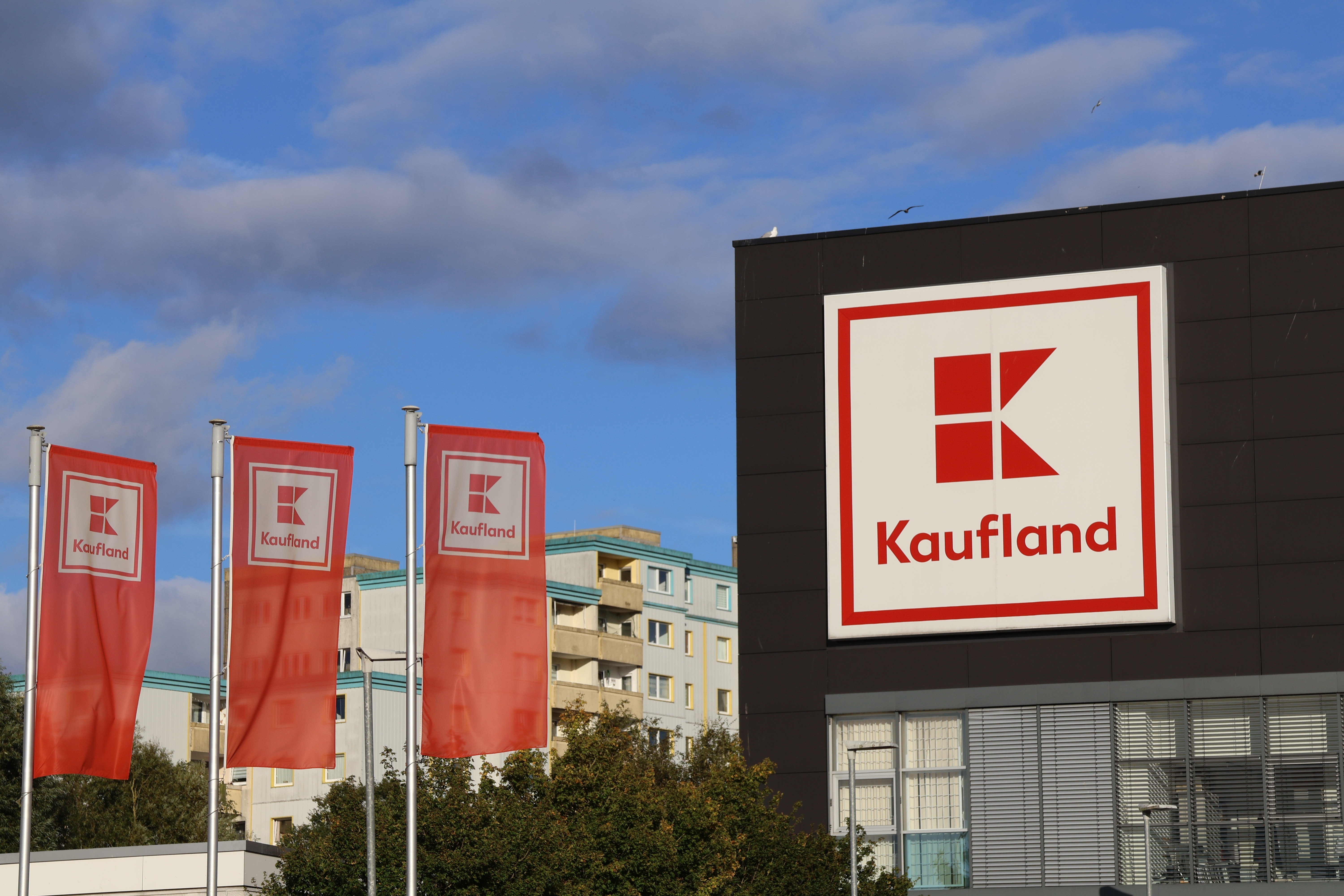 Amendă pentru acces neautorizat la camerele video din Kaufland: ce s-a întâmplat