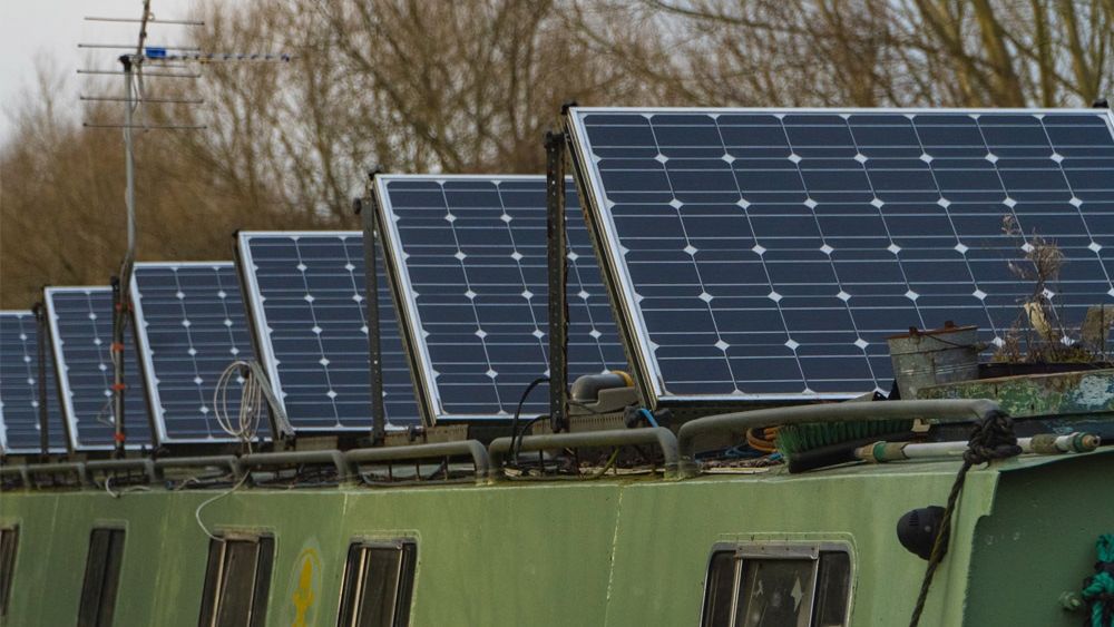 Sistemele Fotovoltaice: Panouri, Invertoare și Baterii