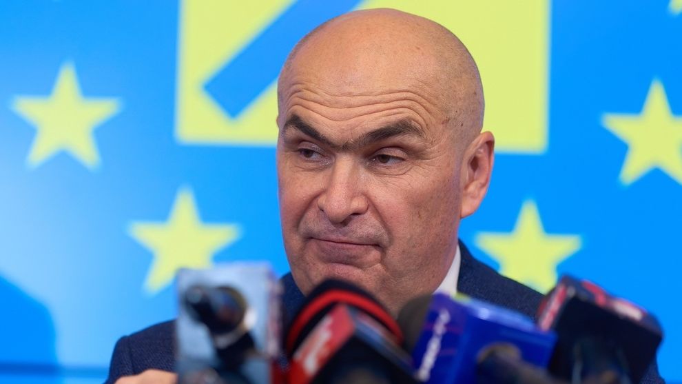 Bolojan anunță concedieri la Senat și tăierea privilegiilor auto