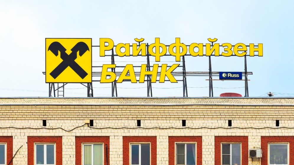 Raiffeisen postează anunțuri de angajare în Rusia, chiar dacă anunțau exit-ul. Cum răspunde șeful băncii
