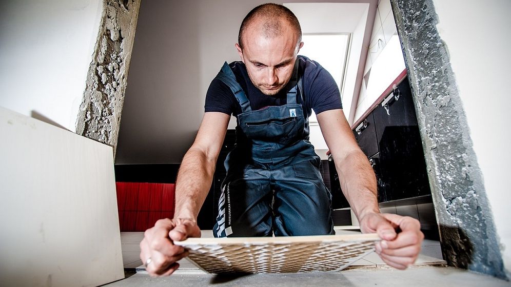 Lovitură grea pe piața muncii: Pentru tâmplari, zidari, bone și alte 700 de ocupații nu se va mai putea forma personal calificat