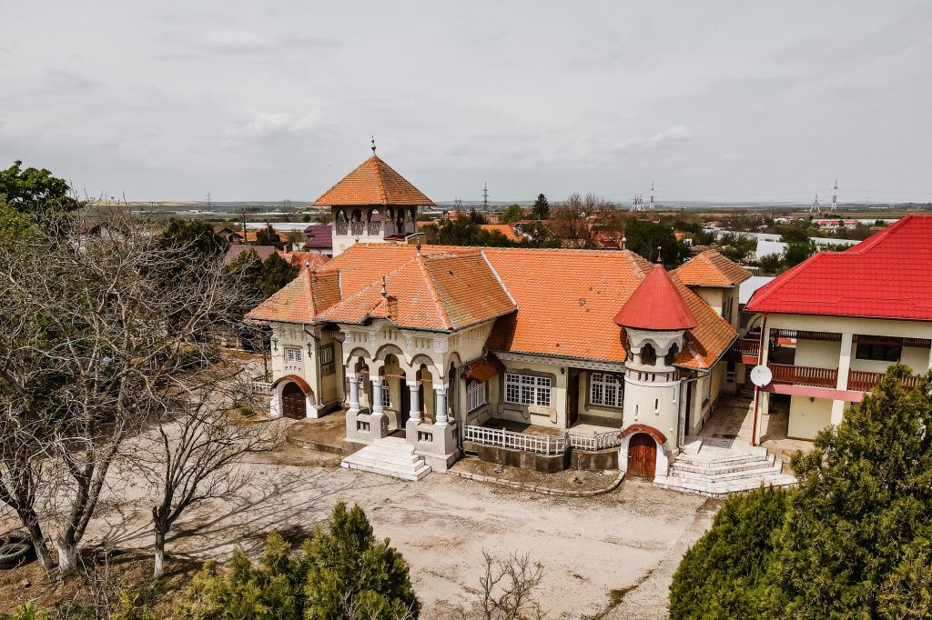 GALERIE FOTO | Unul dintre cele mai frumoase conace din România, scos la vânzare pentru 2 milioane - Imagine 3