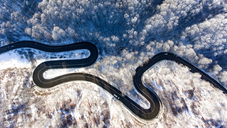 Trafic ingreunat pe Transalpina, din cauza depunerii de zapada; sase utilaje actioneaza in zona