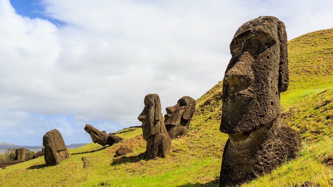 Una dintre faimoasele statui de pe Insula Paștelui, distrusă de către o camionetă