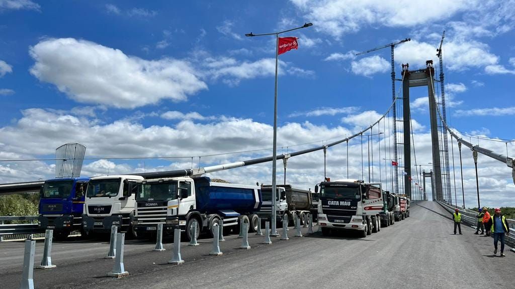 FOTO l Au fost finalizate testele de încercare la podul suspendat peste Dunăre. În ce stadiu sunt lucrările cu câteva zile înainte de inaugurarea anunțată de Sorin Grindeanu
