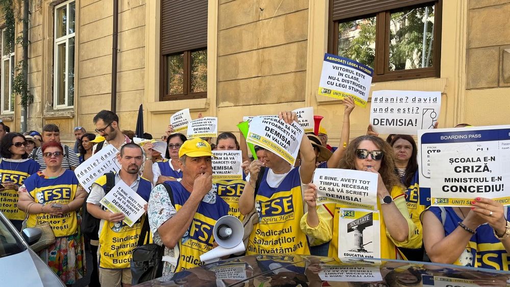Sindicatele din educație nu dau înapoi: În prima zi de școală vor fi proteste. Mesaj pentru Bolojan: „Munca unui profesor nu se limitează la orele de predare”