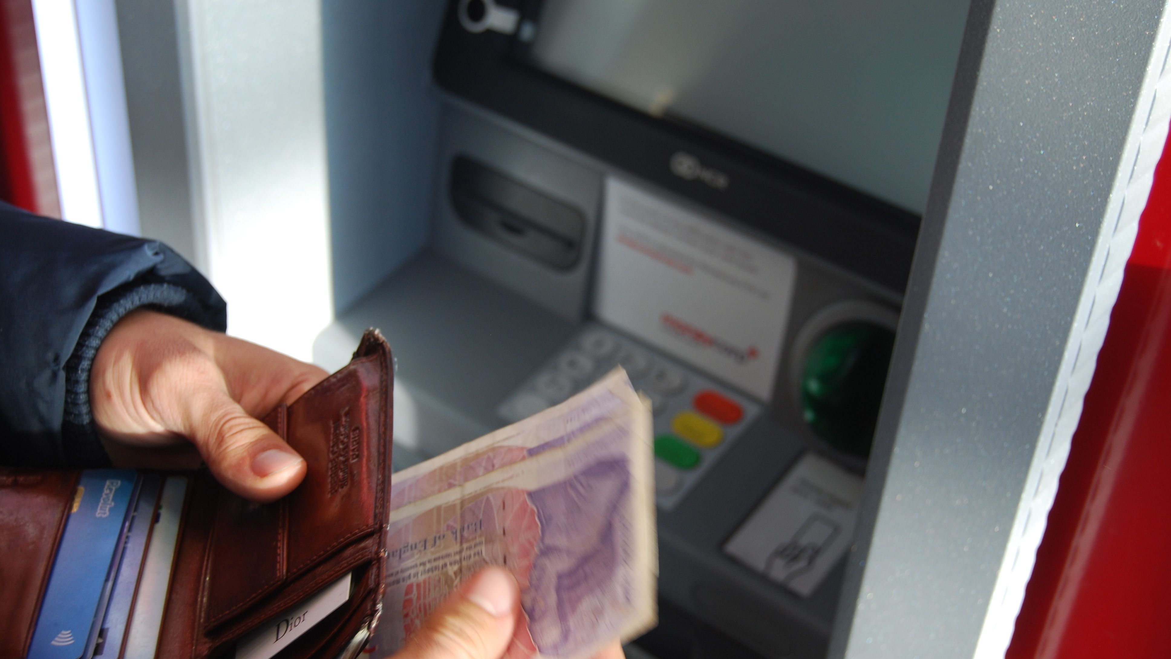 Două bancomate au fost sparte la parterul unui bloc din orașul Otopeni