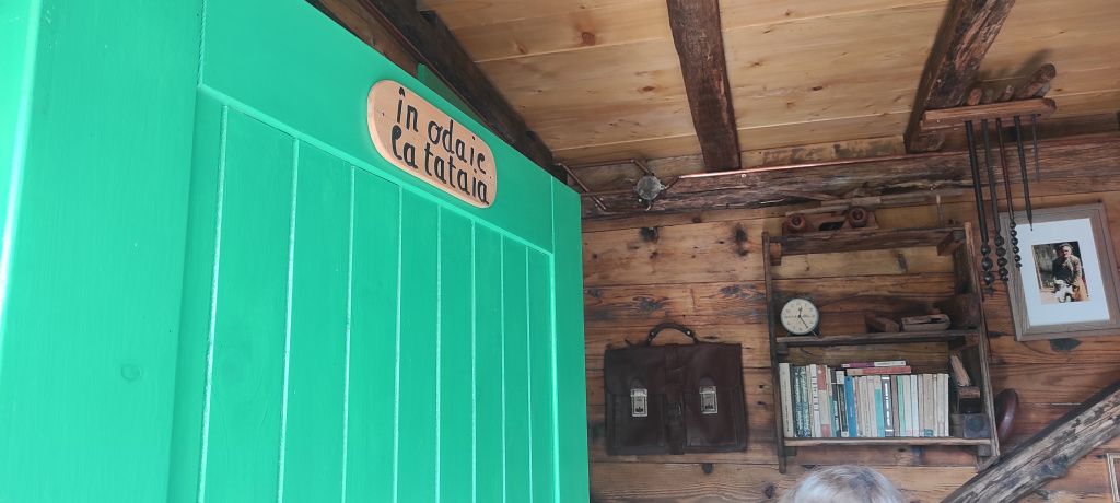FOTO | Satul Banului Guesthouse: Locul fără semnal la telefon unde te cazezi în camera bunicilor - Imagine 7