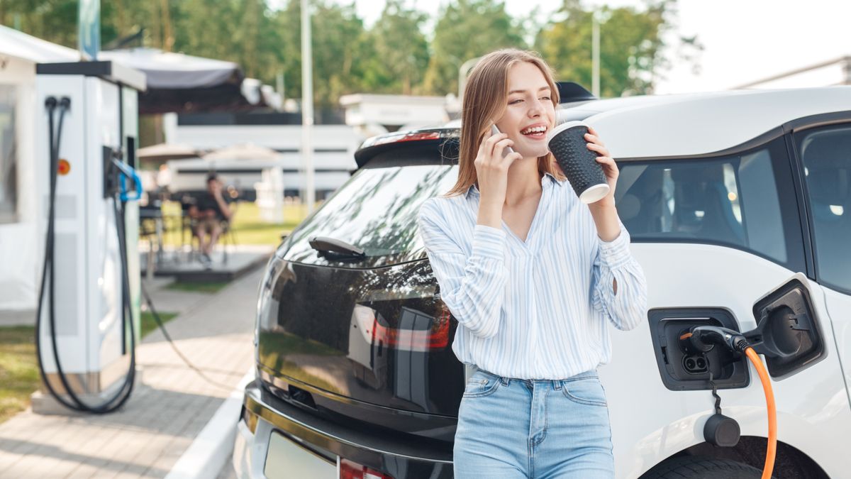 Premieră în România: Mașinile electrice și cele hibrid le-au depășit în vânzări pe cele cu motoare diesel