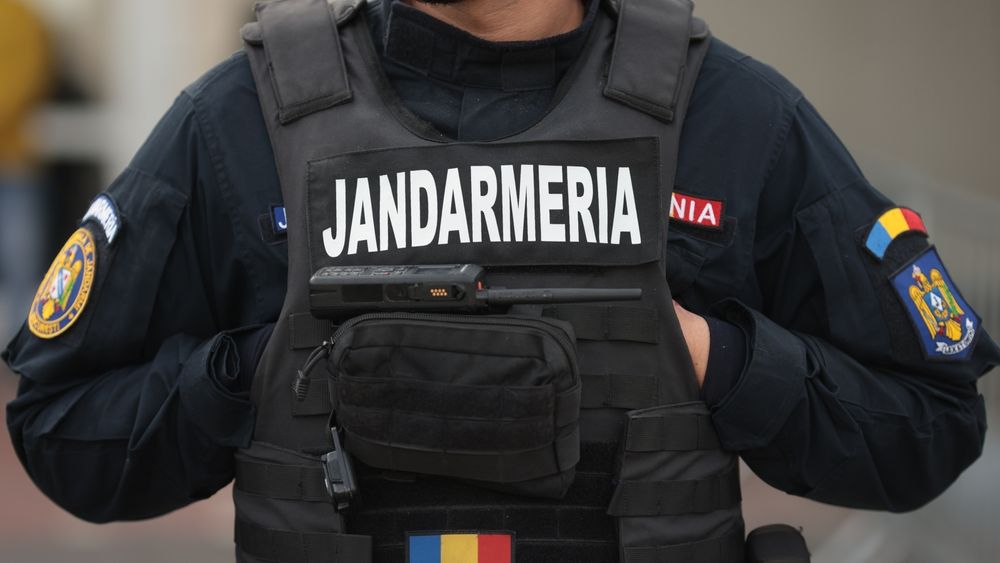 Percheziții la șeful Jandarmeriei Brăila: și-ar fi luat avion privat din bani făcuți prin „tranzacții” cu angajați străini