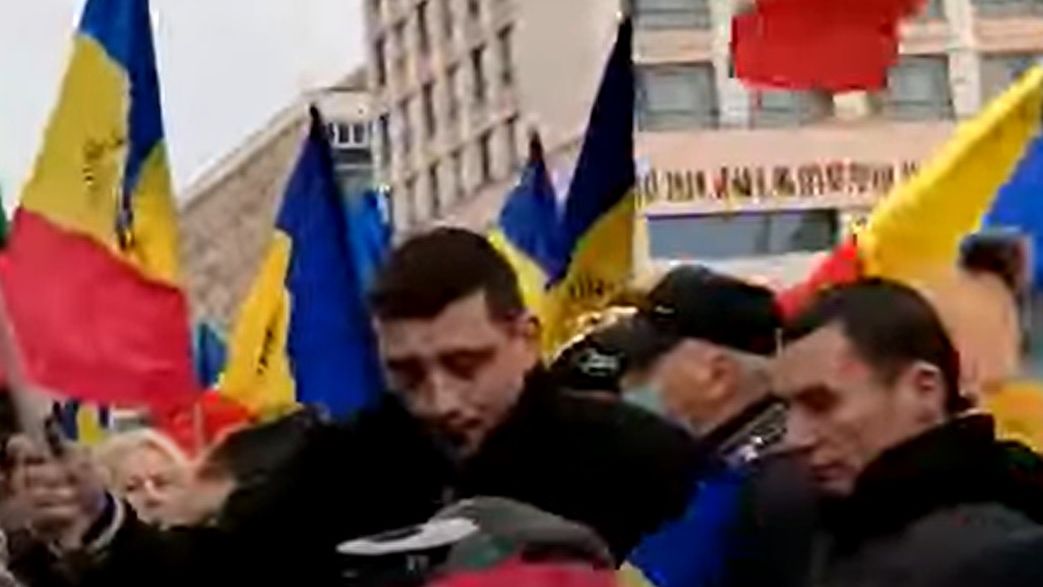 VIDEO | George Simion, stropit cu cerneală la o manifestație a AUR din Iași de ziua Micii Uniri