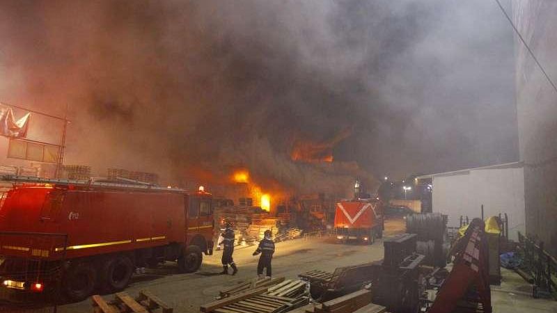 INCENDIU de proportii in Bucuresti. Degajari mari de fum toxic