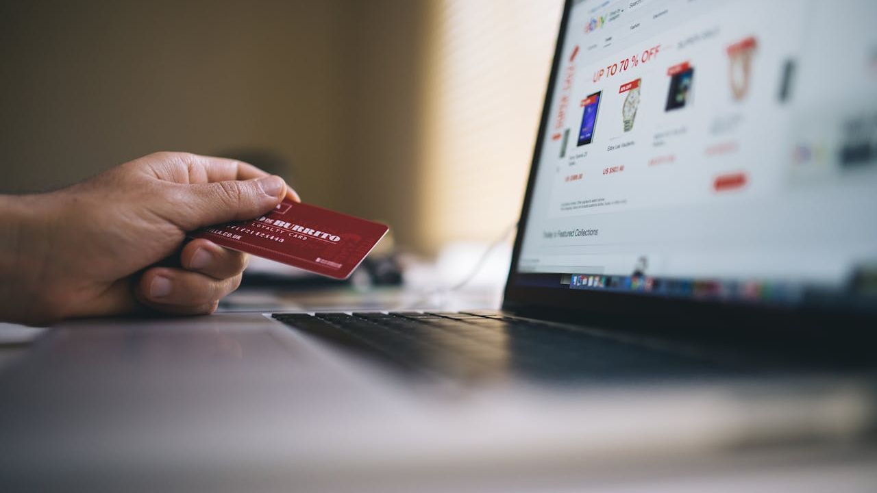 Capcane frecvente la plățile internaționale – la ce să fii atent?
