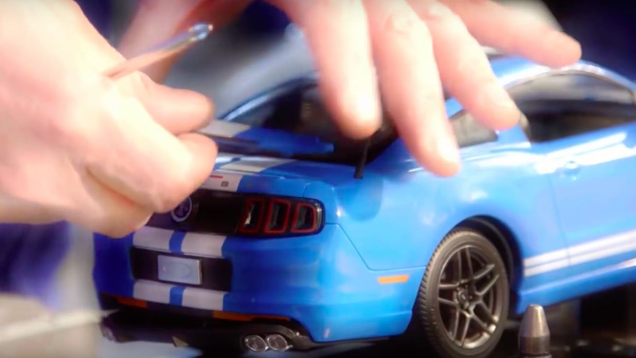 Ford Craiova a inlocuit masinile reale cu jucarii pentru Craciun. In loc de B-Max, pe linie au iesit modelele Mustang si GT