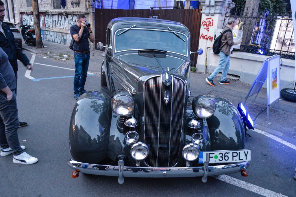 GALERIE FOTO | Mașinile istorice au împânzit centrul Capitalei de Zilele Orașului - Imagine 35