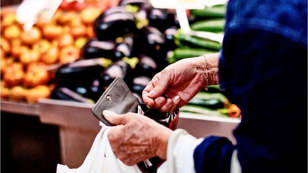 Studiu: 40% dintre români rămân pe zero cu veniturile până la finalul lunii. Câți au ajuns să scoată bani de „la ciorap”