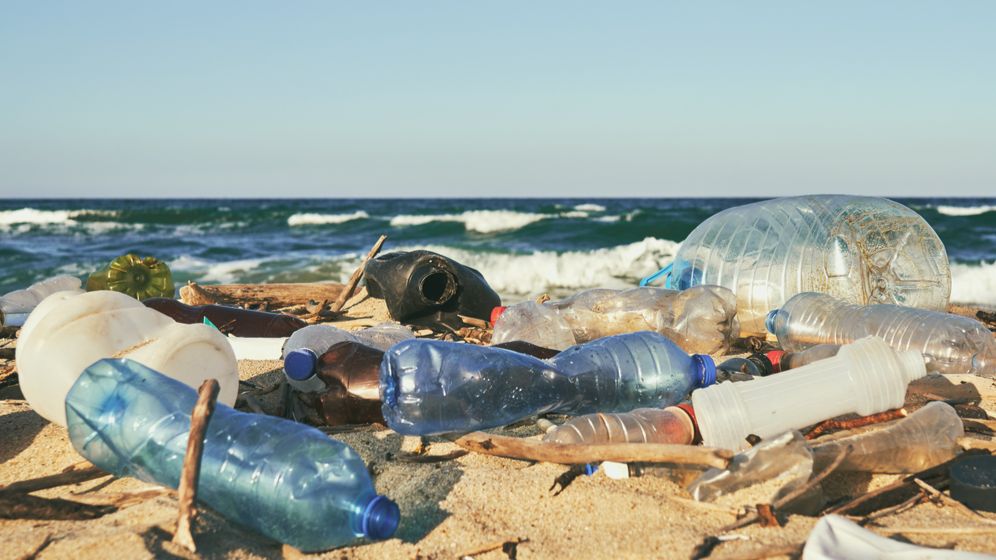 230.000 de tone de plastic sunt aruncate anual în Marea Mediterană
