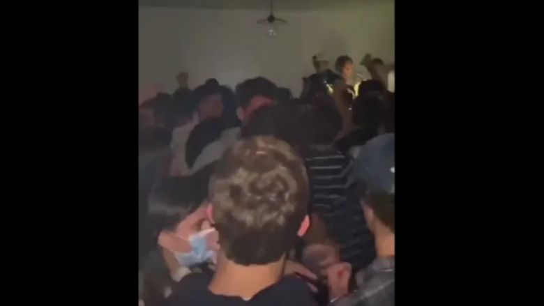 O petrecere cu peste 100 de invitați a închis o facultate