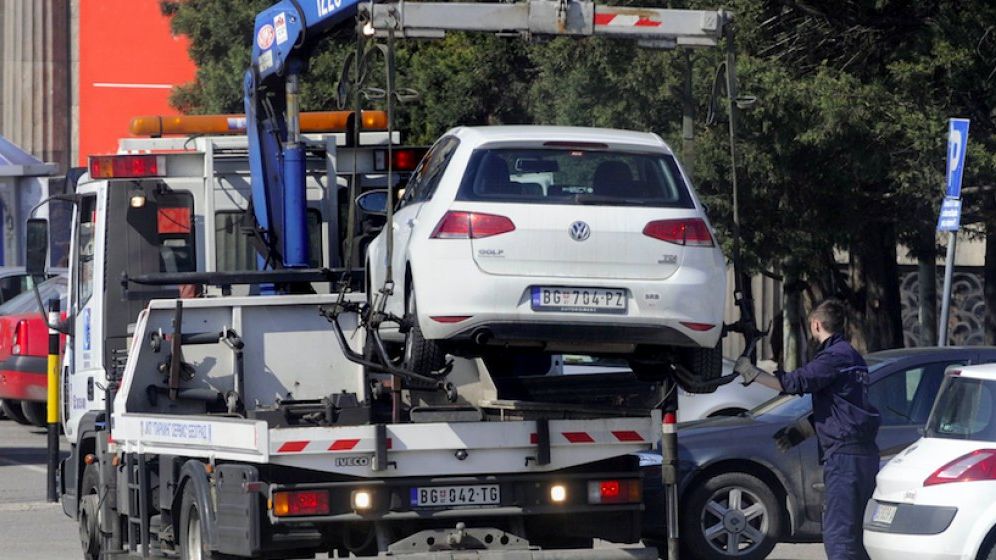 Peste 160 de maşini abandonate, ridicate de pe străzile din Sectorul 5