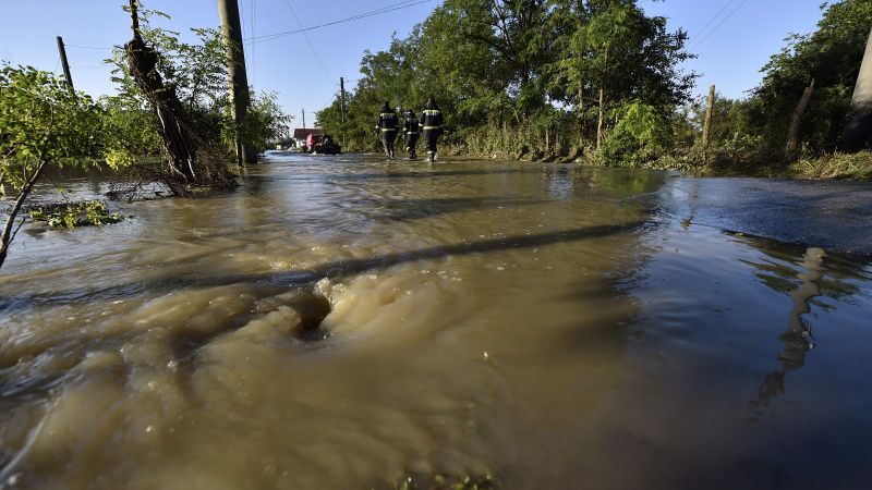 Ploile torentiale au pus stapanire pe Romania: Inundatiile au afectat 159 de localitati din 28 de judete si municipiul Bucuresti