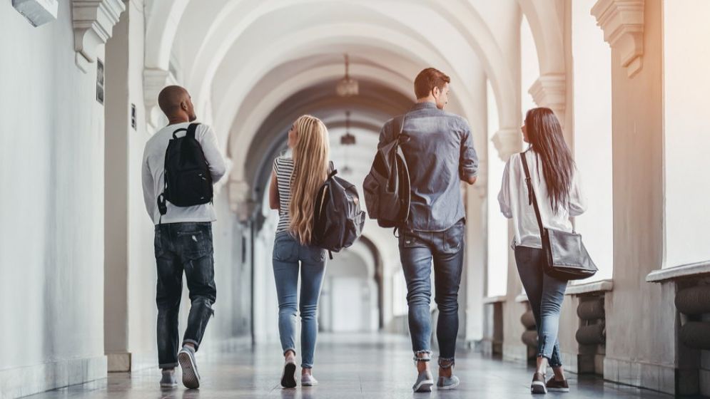 Toți mai mulți elevi aleg să meargă la licee din străinătate. Italia și Spania câștigă teren, interesul pentru Marea Britanie a scăzut. Ce face România?