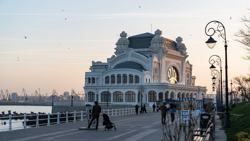 Cazinoul din Constanța a fost vandalizat la doar câteva săptămâni după redeschidere. „Au desprins foițele de aur de pe pereți”