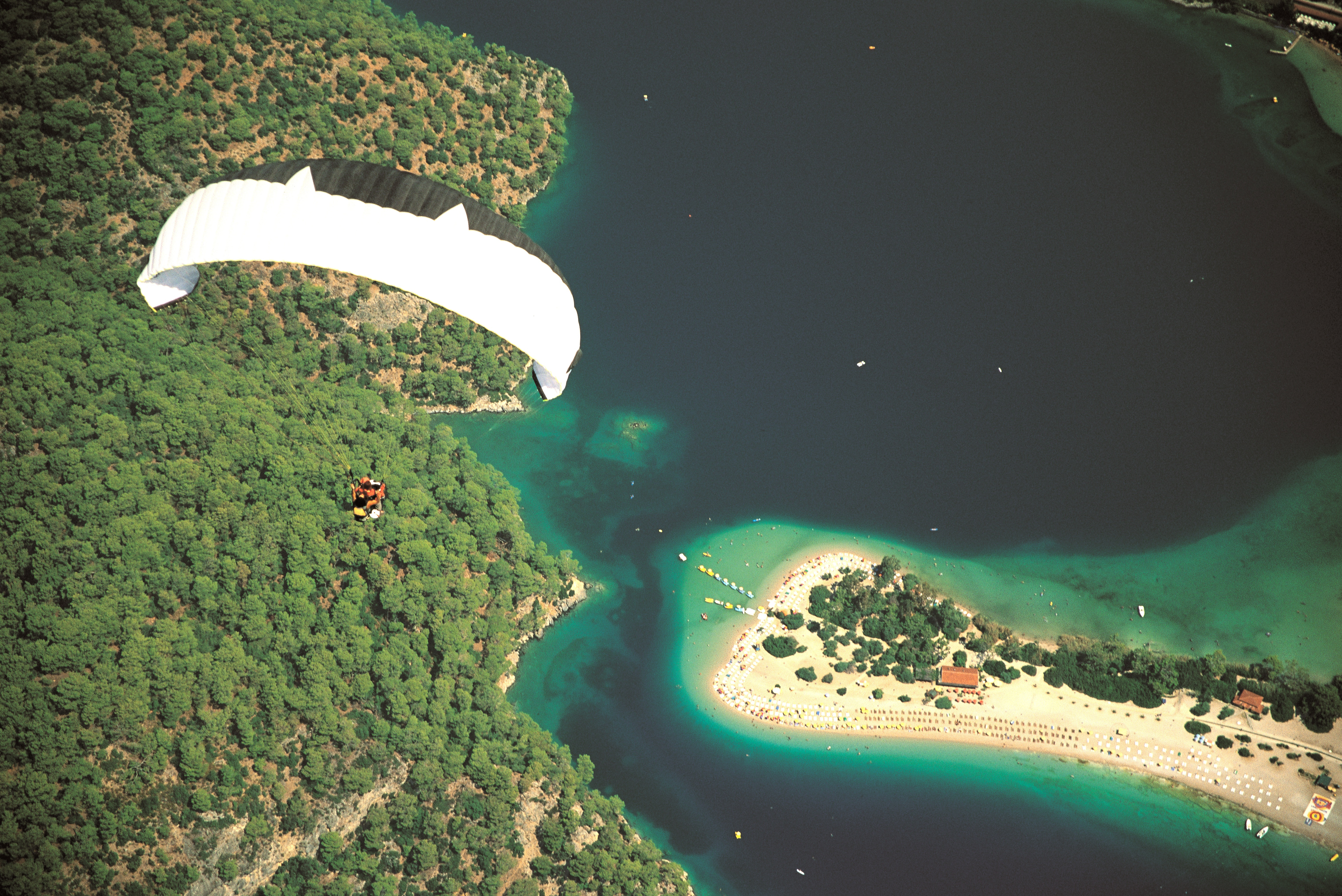 Vacanță în Turcia la aproape 2.000 de metri în aer: Fethiye atrage turiștii cu zboruri cu parapanta și sporturi nautice