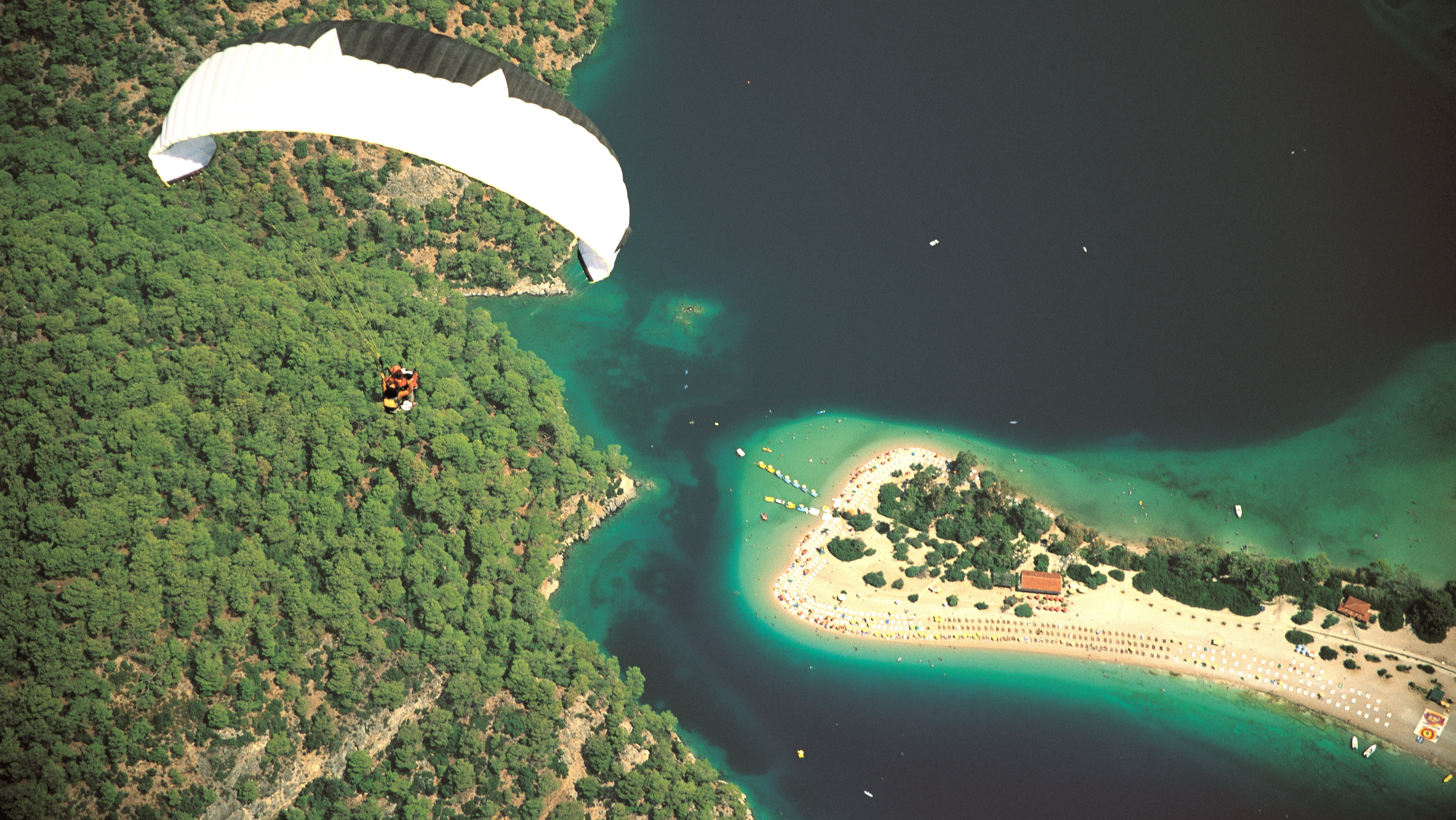 Vacanță în Turcia la aproape 2.000 de metri în aer: Fethiye atrage turiștii cu zboruri cu parapanta și sporturi nautice