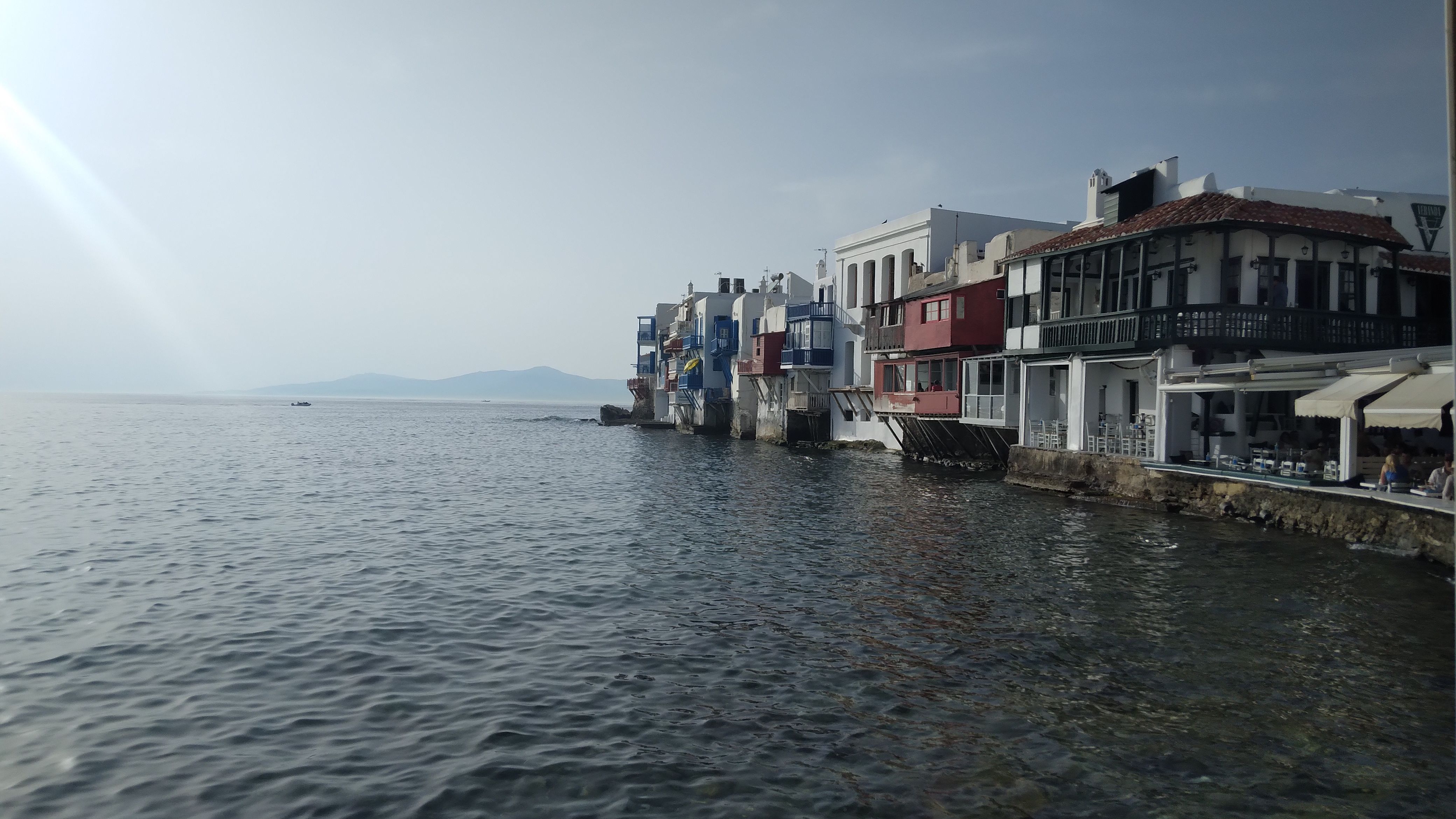 Insulele grecești, ținta construcțiilor ilegale: arestări în Mykonos și Rodos