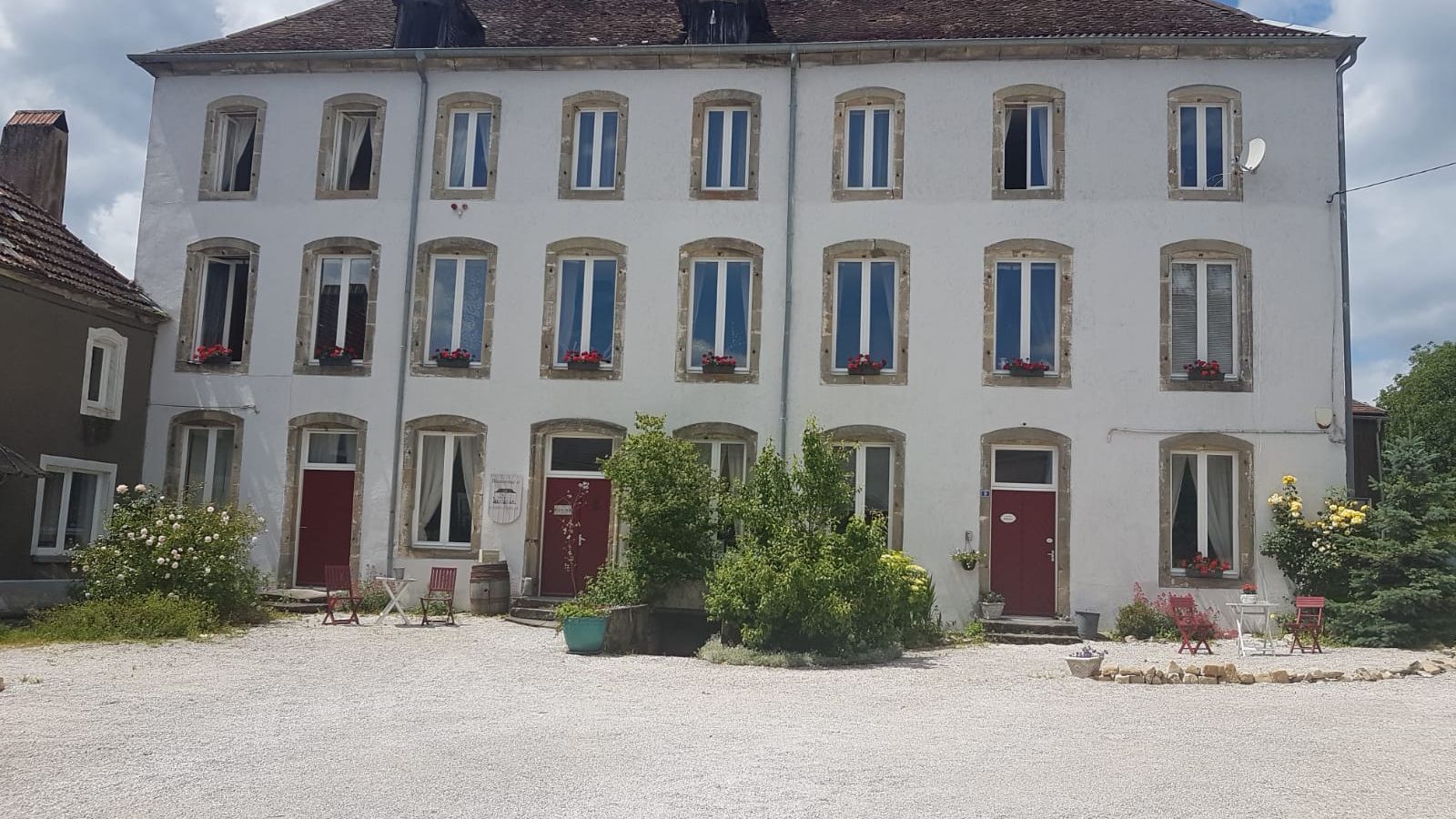 Un castel francez cu 12 dormitoare, cât un apartament de lux în România. Cu cât se vinde proprietatea