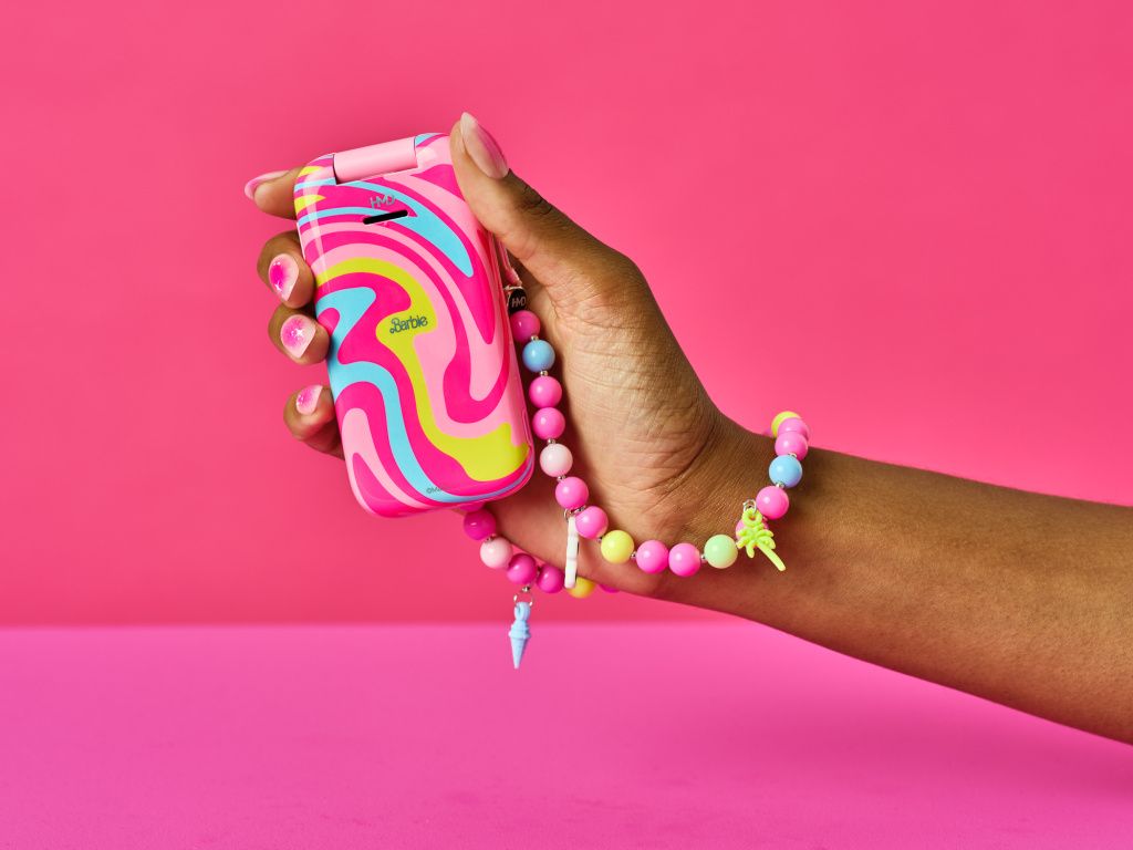 HMD și Mattel au scos pe piață telefonul Barbie, un model retro cu clapetă - Imagine 2