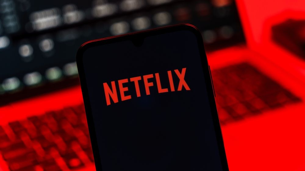 Ce crede CEO-ul Netflix despre inteligența artificială: Poate ajuta AI-ul compania să țină piept rivalilor în „cea mai competitivă perioadă din istoria media”?