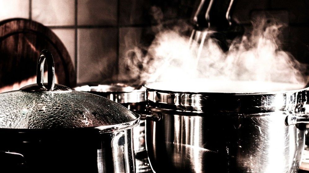 În două luni de izolare acasă, românii au grădinărit, au făcut curat şi au gătit intens. Vânzările pentru astfel de produse au explodat