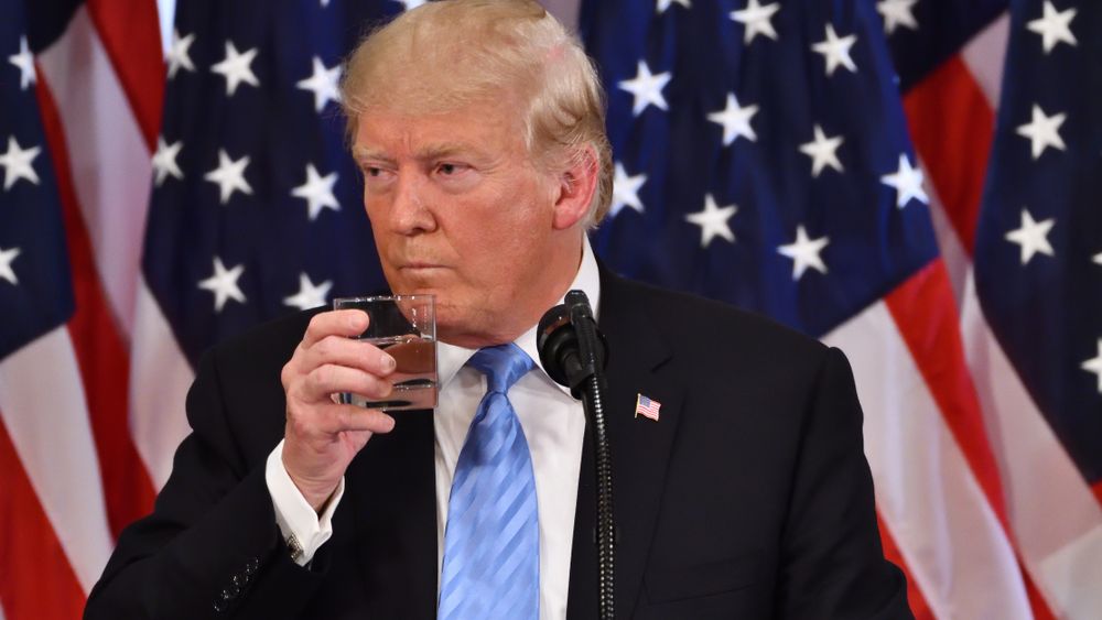 Trump ameninţă UE că-i va taxa cu 200% băuturile alcoolice dacă nu elimină taxele vamale pentru whisky