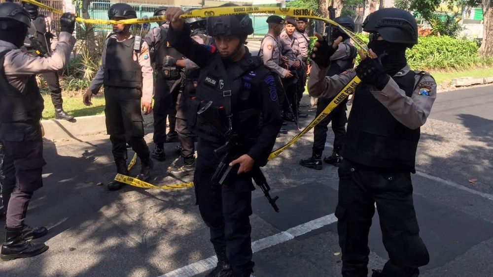 Indonezia: Cel putin 11 morti si zeci de raniti in atacuri asupra unor biserici