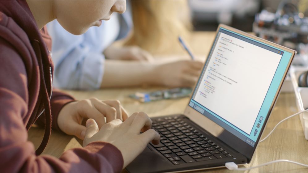 Ministrul Educației anunță achiziția a zeci de mii de laptopuri pentru elevi