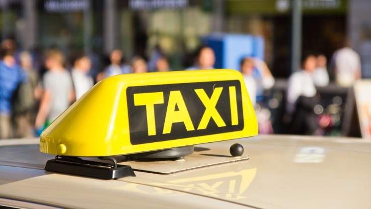 Taximetrist din Timisoara, jefuit de doi barbati care l-au amenintat cu un pistol si un cutit; agresorii, cautati de politisti