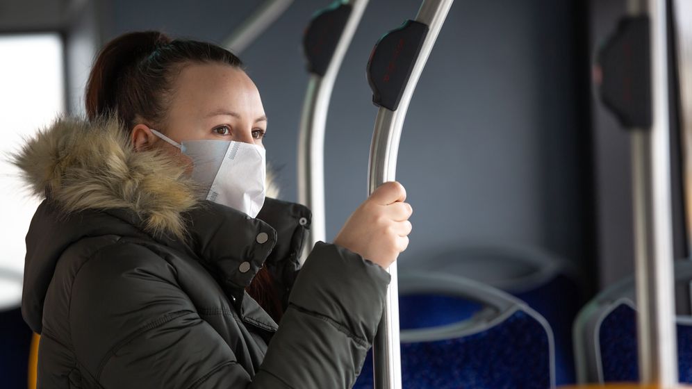 STB le recomandă bucureștenilor să poarte în continuare masca în autobuz