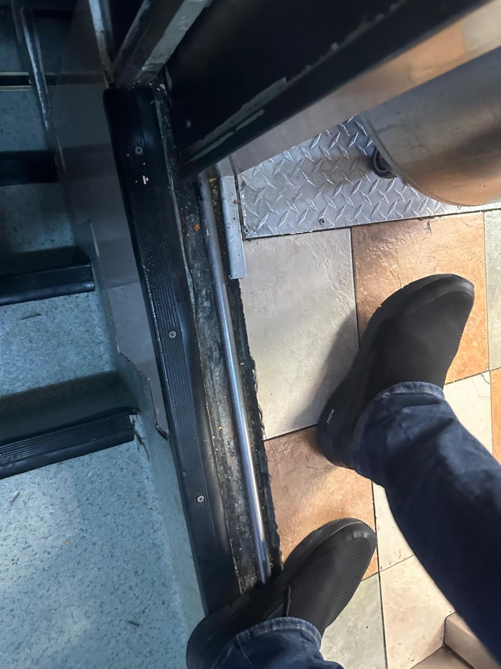 FOTO | ANPC a amendat unul dintre cele mai mari lanțuri de șaormerii din Capitală - Imagine 9