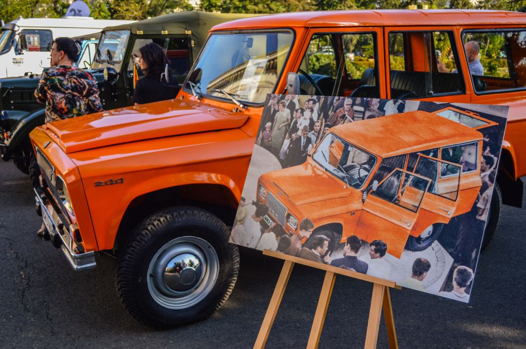 GALERIE FOTO | Mașinile comunismului au făcut baie de mulțime la Operă - Imagine 67