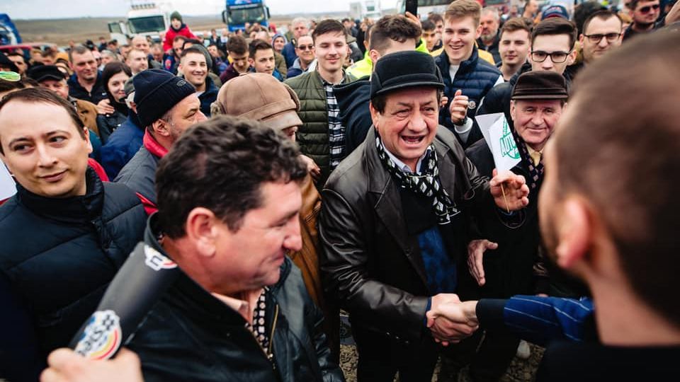 Primul metru de autostrada din Moldova, construit de suceveanul Stefan Mandachi, a fost vandalizat