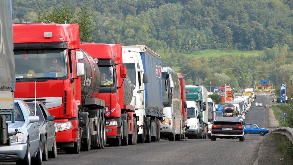 Mașinile de marfă şi de persoane, cu masa de peste 3,5 tone, trebuie să aibă tahografe inteligente, din 2024