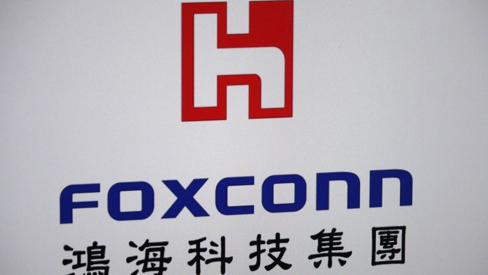 Nikkei: Foxconn si Sharp investesc noua miliarde de dolari in China
