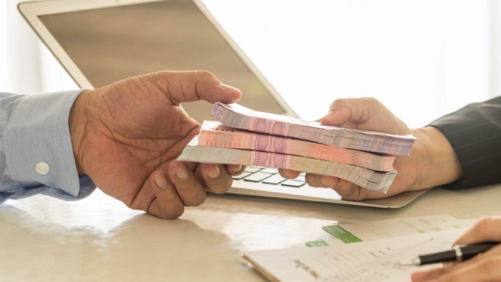 Credite cu acte false: beneficiarii, îndrumaţi de angajații unei societăți de brokeri care încasau 70% din bani